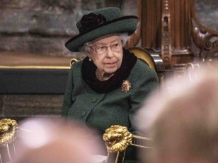 La reine Elizabeth II réapparaît pour rendre hommage au prince Philip