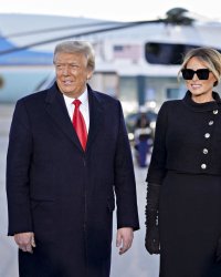 Melania Trump toute de noir vêtue pour quitter la Maison-Blanche