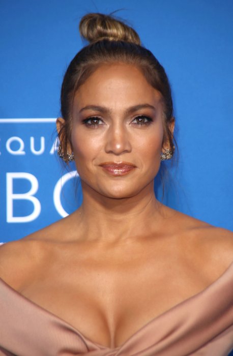 Jennifer Lopez a... 48 ans