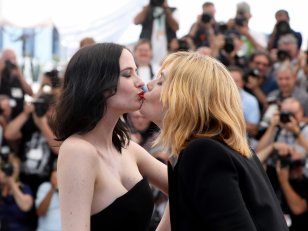 Le baiser d'Emmanuelle Seigner et Eva Green affole la Croisette