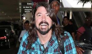 Dave Grohl des Foo Fighters traverse l'aéroport de Los Angeles, la jambe cassée