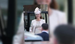 La Duchesse Kate montre son ventre dans une robe rose pâle