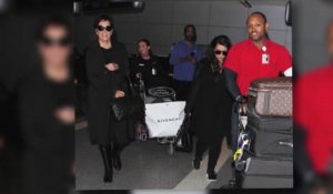 Kim Kardashian enlève ses talons en route pour Los Angeles sans Kanye