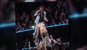 Miley Cyrus est provocatrice  avec une main en mousse aux MTV VMAs
