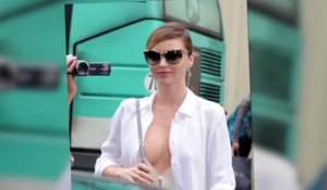 Miranda Kerr porte une tenue révélatrice à la Semaine de la Mode à Paris