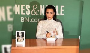 Kim Kardashian fait la promotion de Selfish dans un top en dentelle