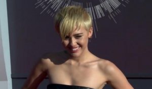 Miley Cyrus offre de payer les frais légaux de son ami sans-abri
