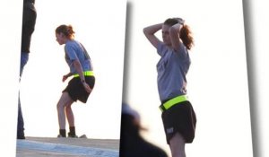 Kristen Stewart prend ses jambes à son cou