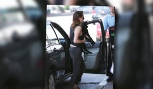 Kristen Stewart dévoile son soutien-gorge et emmène son chien déjeuner