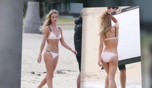 Rosie Huntington-Whiteley en bikini à la plage en Australie