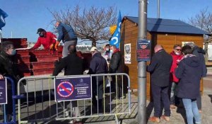 Boulogne : les pêcheurs en colère organisent une vente de bars quai Gambetta