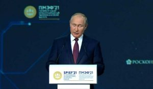 Le président russe Vladimir Poutine arrive au forum de Saint-Pétersbourg