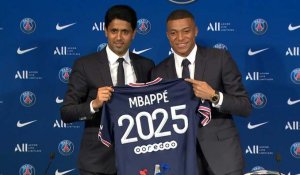 Foot: Mbappé, "meilleur joueur du monde", reste au PSG pour le projet "sportif"