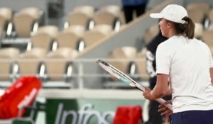 Roland-Garros 2021 - Iga Swiatek, la tenante du titre à l'entrainement à Roland-Garros avec un nouveau équipementier