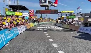 Tour de France 2022 - Fabio Jakobsen remporte la 2e étape, Wout Van Aert 2e et prend le maillot jaune !