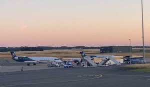 Tour de France : les coureurs arrivent à l'aéroport de Lille-Lesquin devant quelques supporters 
