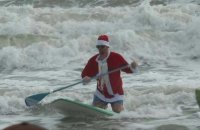 En Floride, le père Noël fait du surf