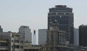 Chili: un funambule français traverse Santiago perché à 50 m de hauteur