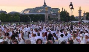 Des milliers de "dîneurs en blanc" sur l'esplanade des Invalides