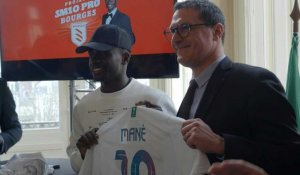 Football: à Bourges, le nouvel actionnaire Sadio Mané accueilli avec enthousiasme