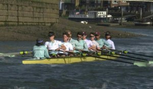 Les rameurs d'Oxford et de Cambridge s'entraînent pour "The Boat Race"