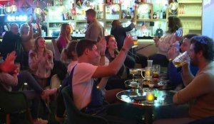 Mondial: dans un bar parisien, les fans célèbrent timidement la première victoire des Bleus
