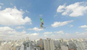Brésil: le highliner Rafael Bridi au-dessus des gratte-ciels de Sao Paulo