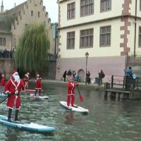 A Strasbourg, des Pères Noël en paddle
