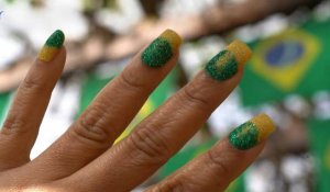 Brésil: le jaune et le vert reviennent à la mode dans un pays fou de foot