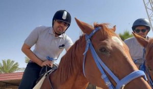 En Arabie saoudite, les jockeys aveugles sautent les obstacles