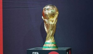 Mondial de foot: le trophée de la Coupe du monde présenté à Paris