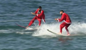 À Gaza, le Père Noël troque son traîneau pour faire du ski nautique