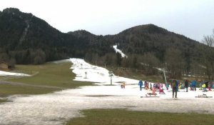 Dans les Alpes allemandes, les amateurs de ski confrontés au manque de neige