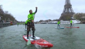 A Paris, un millier de paddles sur la Seine