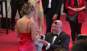 Il lui demande sa main sur le tapis rouge à Cannes