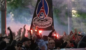 "Au bord de la rupture": des Ultras du PSG manifestent devant le siège du club