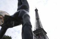 Devant la tour Eiffel, un "plongeur" de bronze symbole de l'olympisme
