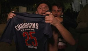 Ligue des champions: les supporters du PSG célèbrent la victoire contre l'Atalanta