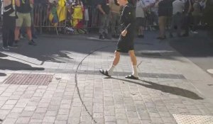 Tour de France : Arrivée détendue de Jonas Vingegaard en claquettes chaussettes