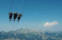 Voler au-dessus des Alpes suisses sur une balançoire géante