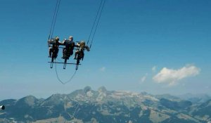 Voler au-dessus des Alpes suisses sur une balançoire géante