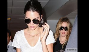 Exclu Vidéo : Kendall Jenner et Khloé Kardashian : bombardées de flashes pour leur retour en Cali !