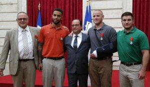 Hollande a décerné la Légion d'honneur aux "héros" du Thalys