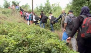 Vidéo : avec les migrants face au nouveau "rideau de fer" hongrois