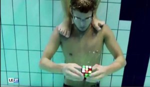 Le zapping du 03/09 : Insolite : il résout 3 Rubik's cube, en moins de 2 minutes et... en apnée !