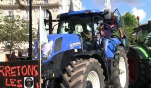 Les agriculteurs en colère Place de la Nation à Paris