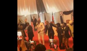 Quand Obama tente quelques pas de danse au Kenya