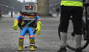 Fin de parcours brutale pour HitchBOT, le petit robot autostoppeur