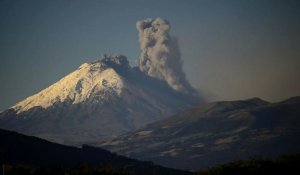 Equateur: des colonnes de cendres se dégagent du volcan Cotopaxi