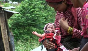 L'angoisse de donner naissance après le séisme au Népal. Durée: 01:52